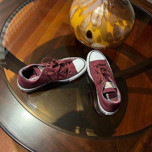 Burgundy converse - Picture 1 of 1